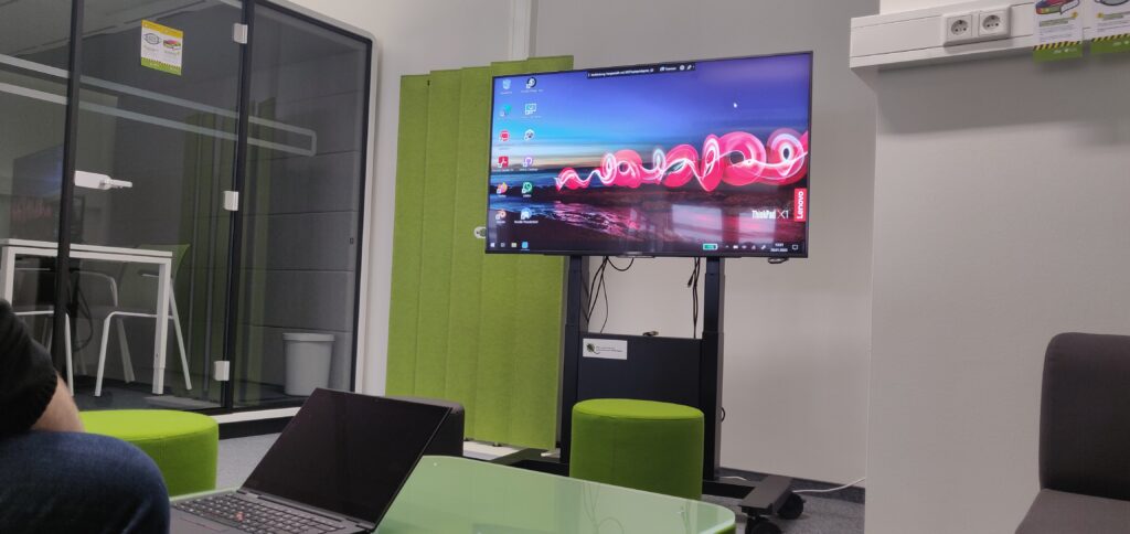 Bild mit Monitor im Lernraum