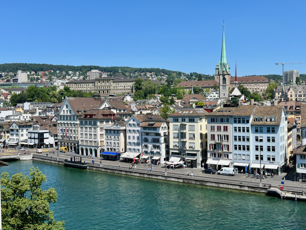 Blick auf die Altstadt der Stadt Zürich und im Hintergrund auf der Anhöhe ist die ETH Zürich zu sehen