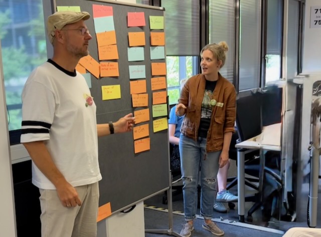 Impressionen der Sommer Uni 2025, die Personen auf den Bildern sind (von links nach rechts): Frank von Danwitz, Dr. Annika Sauer, Marcel Wojas, Franz Rutz